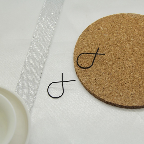 Minimalist stud earrings - Picture 2 of 6